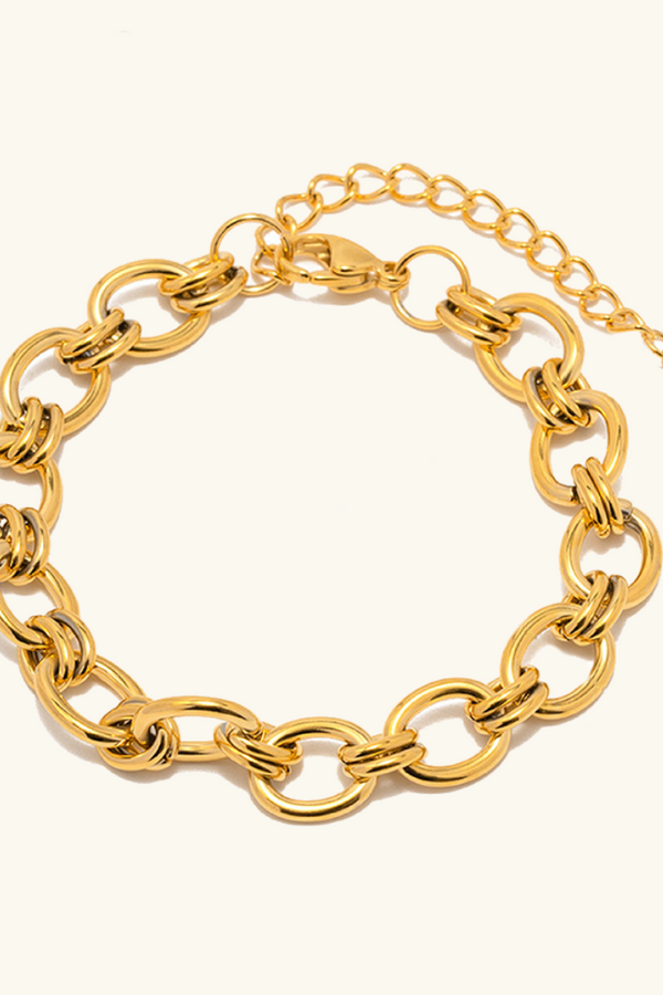 Johanna – Feines Goldarmband mit Charm-Details.