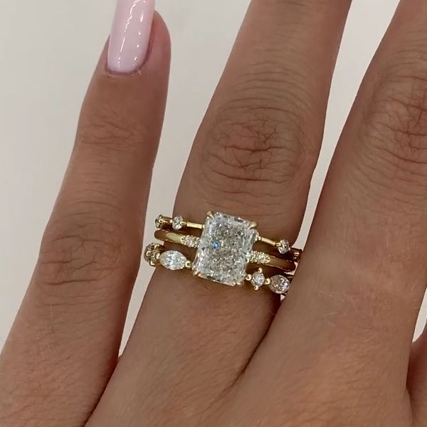 Nora – Diamantring im Schichtdesign mit feinem Glanz.