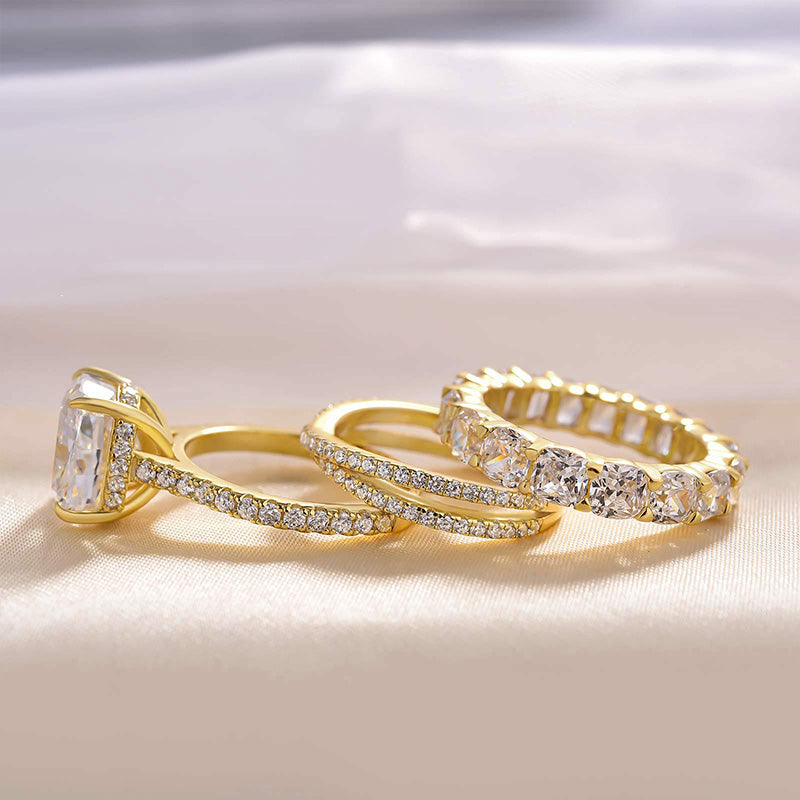 Iris – Diamantring mit ovalem Mittelstein.