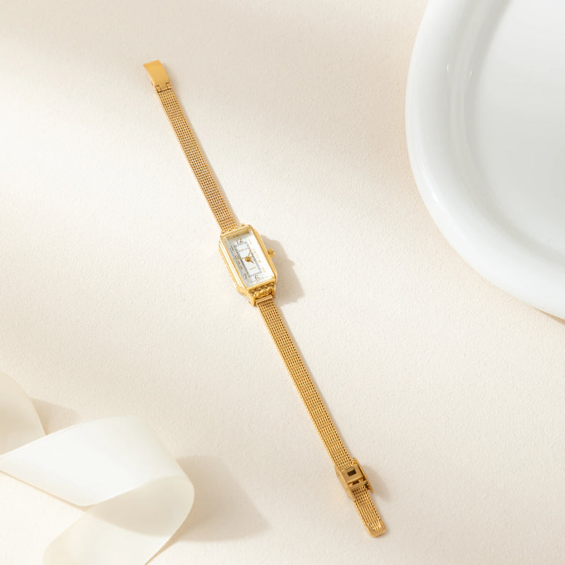 Theresa – Goldene Uhr mit rechteckigem Zifferblatt.