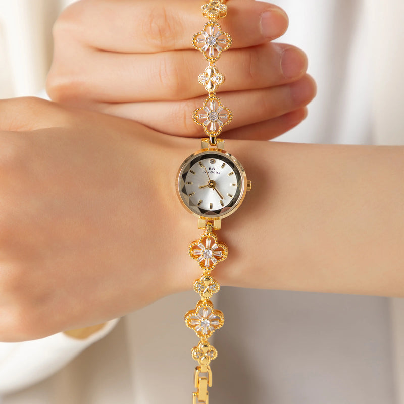 Elina – Goldene Uhr mit floral inspiriertem Armband.