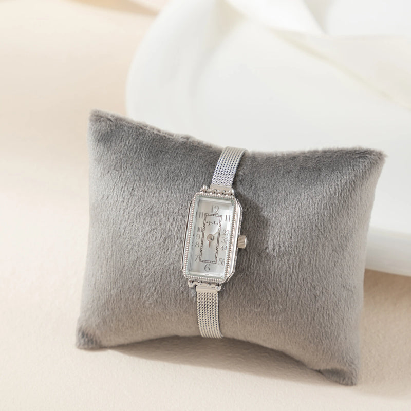 Theresa – Goldene Uhr mit rechteckigem Zifferblatt.