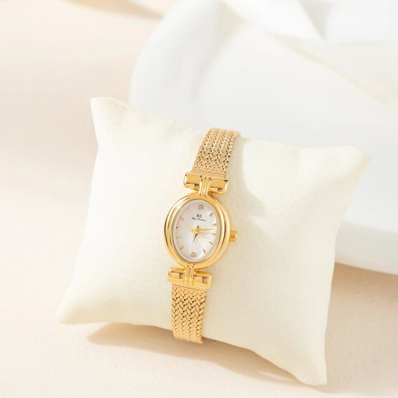 Selina – Goldene Uhr mit ovalem Design.