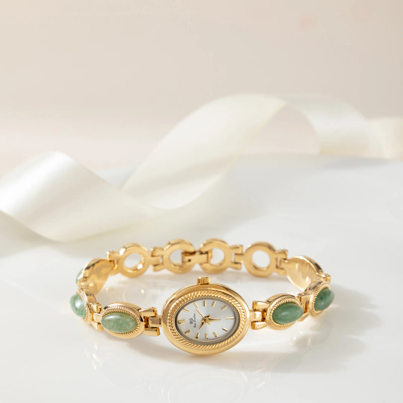 Clara – Goldene Uhr mit länglichem Zifferblatt.