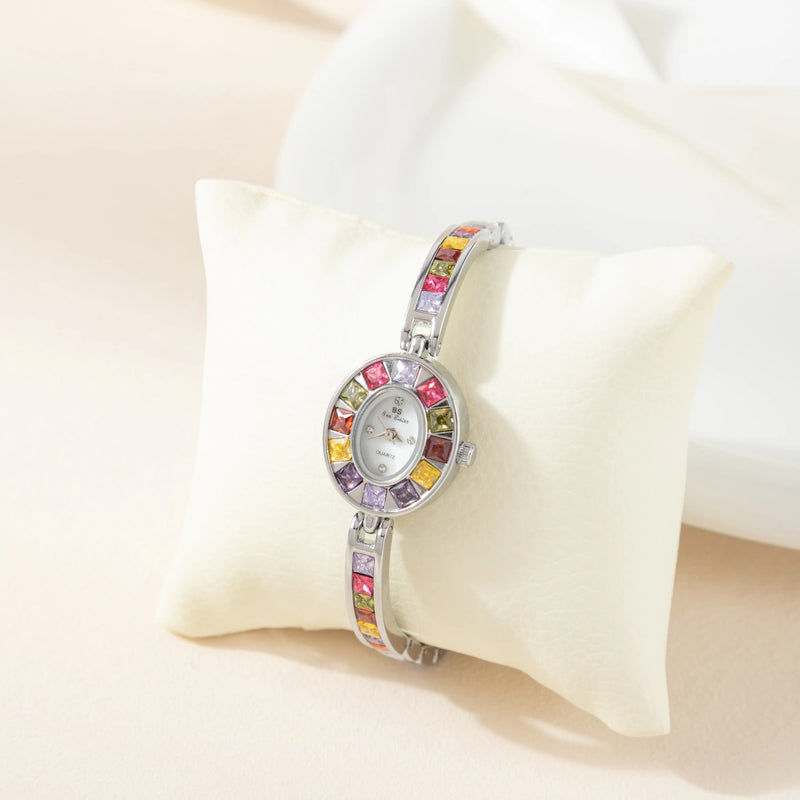 Amelie – Goldene Uhr mit Kristallrahmen.