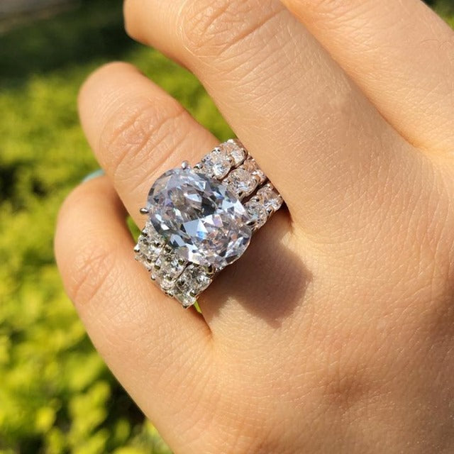 Greta – Silberner Diamantring mit ornamentalem Muster.