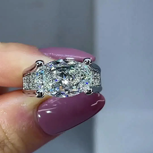 Viktoria – Hochglanzring mit seitlichen Akzenten.