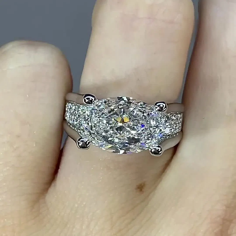 Viktoria – Hochglanzring mit seitlichen Akzenten.