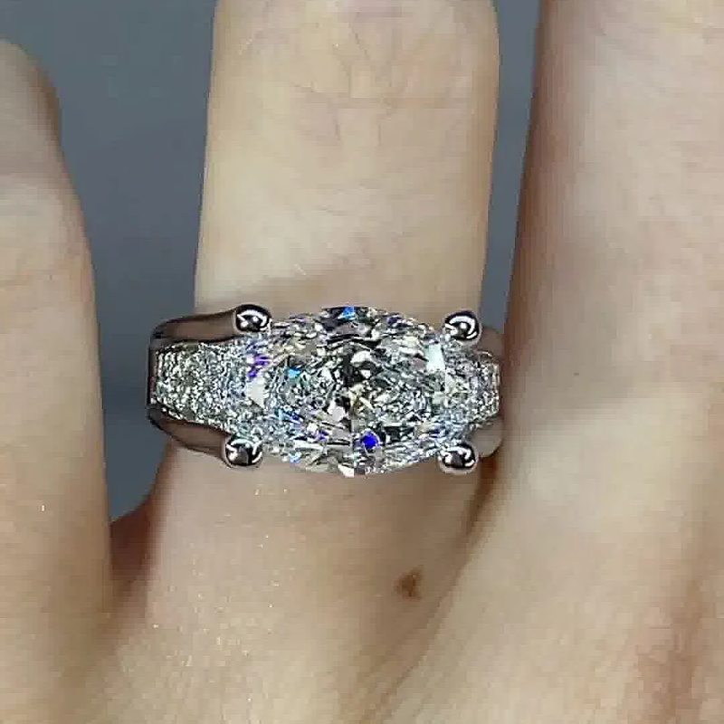 Viktoria – Hochglanzring mit seitlichen Akzenten.