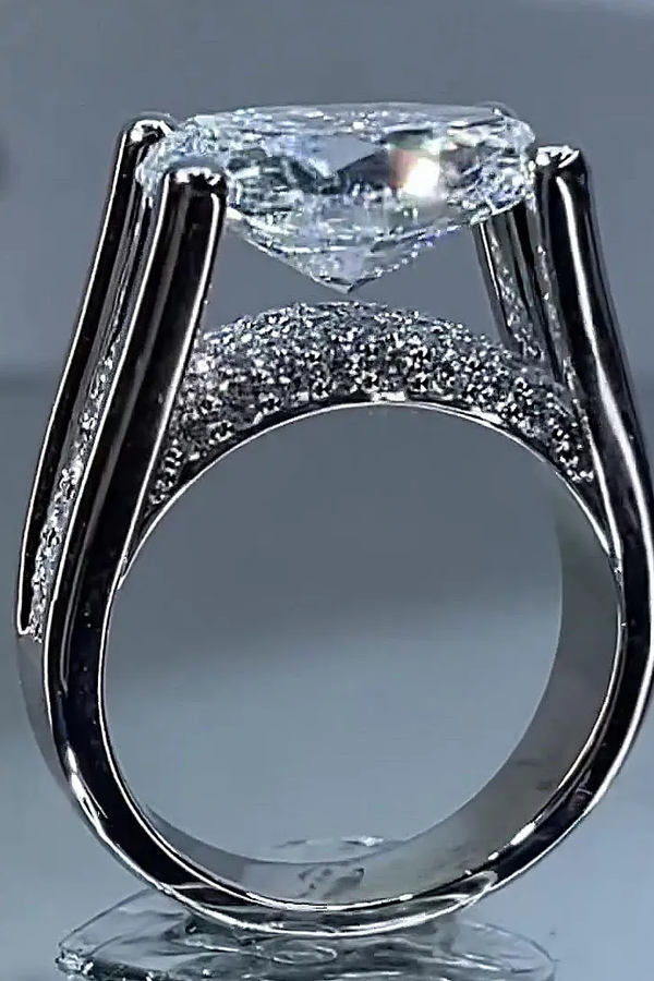 Viktoria – Hochglanzring mit seitlichen Akzenten.