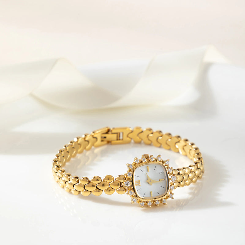 Isabella – Goldene Uhr mit rundem Gliederarmband.