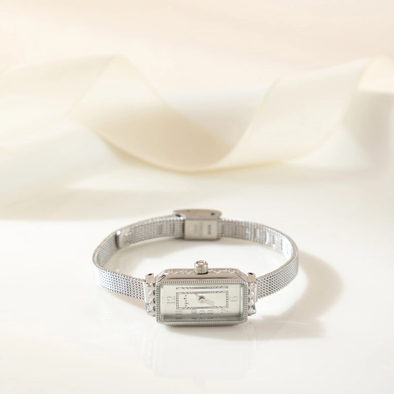 Theresa – Goldene Uhr mit rechteckigem Zifferblatt.