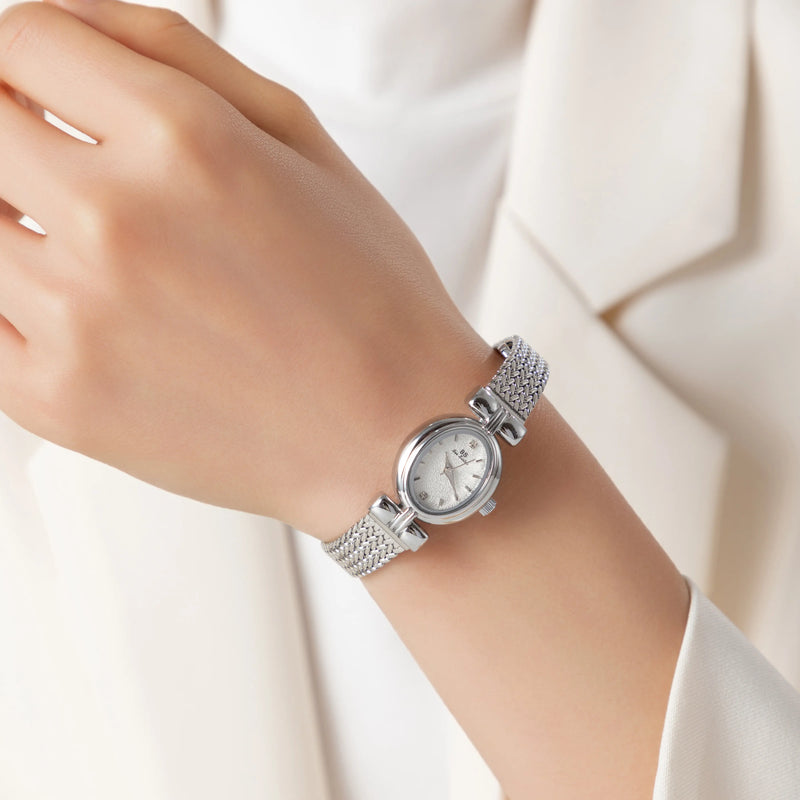 Selina – Goldene Uhr mit ovalem Design.