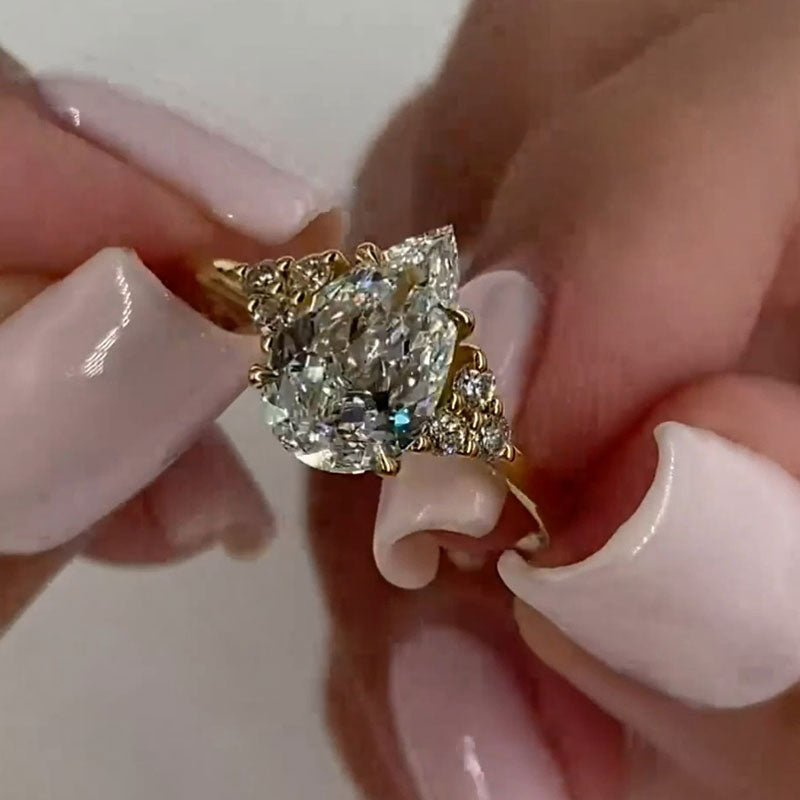 Clarissa – Diamantring mit Tropfenschliff in Goldoptik.