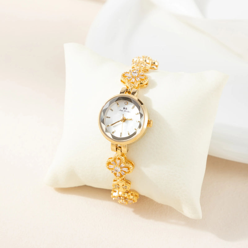 Elina – Goldene Uhr mit floral inspiriertem Armband.