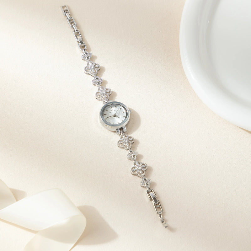 Elina – Goldene Uhr mit floral inspiriertem Armband.