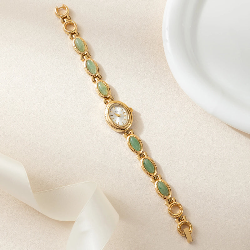 Clara – Goldene Uhr mit länglichem Zifferblatt.