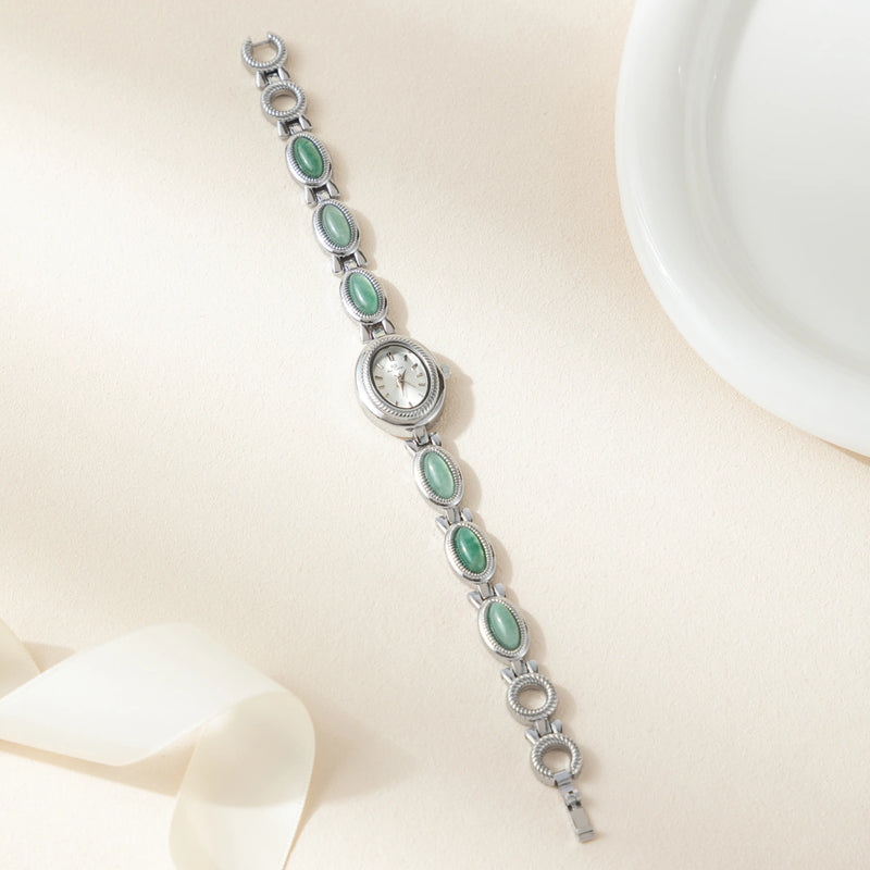 Clara – Goldene Uhr mit länglichem Zifferblatt.