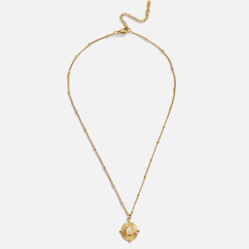 Annika – Feine Goldkette mit eckigem Anhänger.