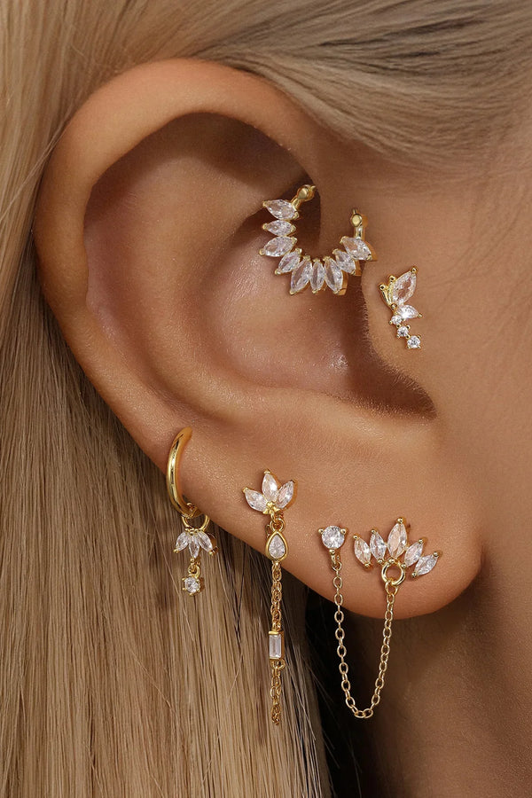 Daniela – Zarte goldene Ohrringe mit fließender Form.