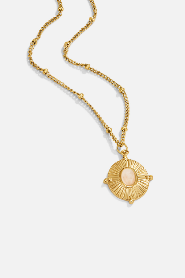 Juliane – Goldene Halskette mit zartem Kreisdetail.