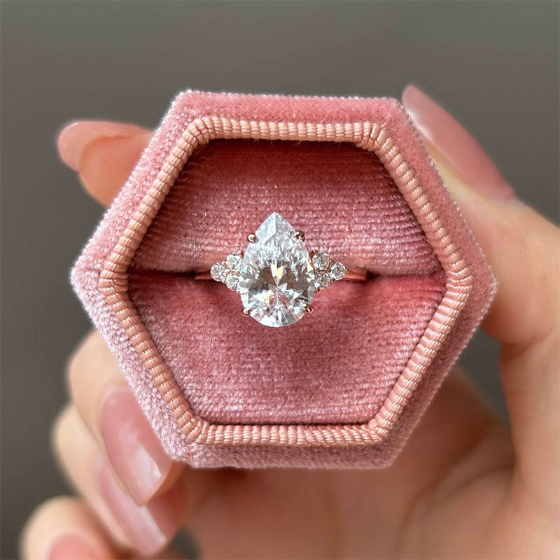 Clarissa – Diamantring mit Tropfenschliff in Goldoptik.