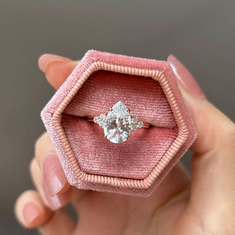 Clarissa – Diamantring mit Tropfenschliff in Goldoptik.