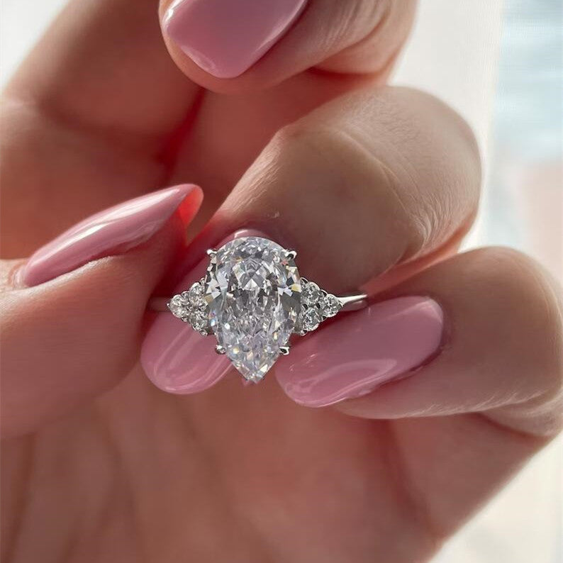 Clarissa – Diamantring mit Tropfenschliff in Goldoptik.