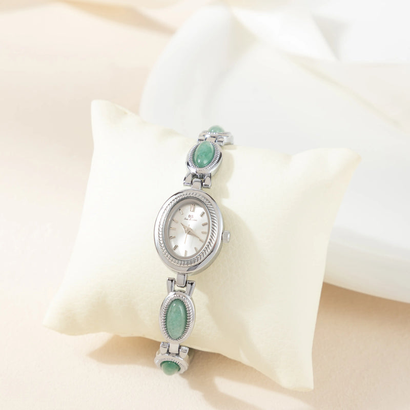 Clara – Goldene Uhr mit länglichem Zifferblatt.