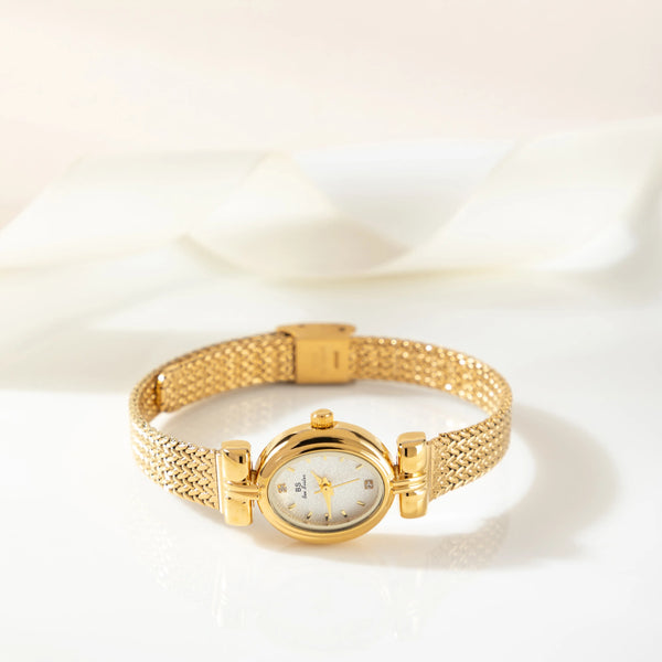 Selina – Goldene Uhr mit ovalem Design.