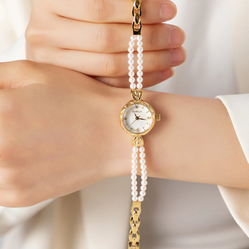 Johanna – Goldene Uhr mit Kristallrand.