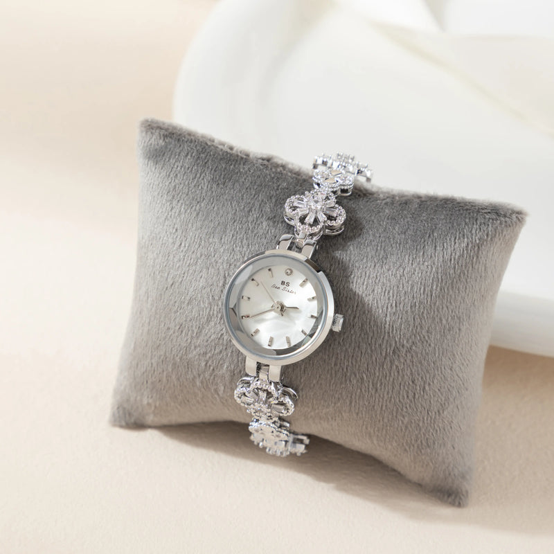 Elina – Goldene Uhr mit floral inspiriertem Armband.