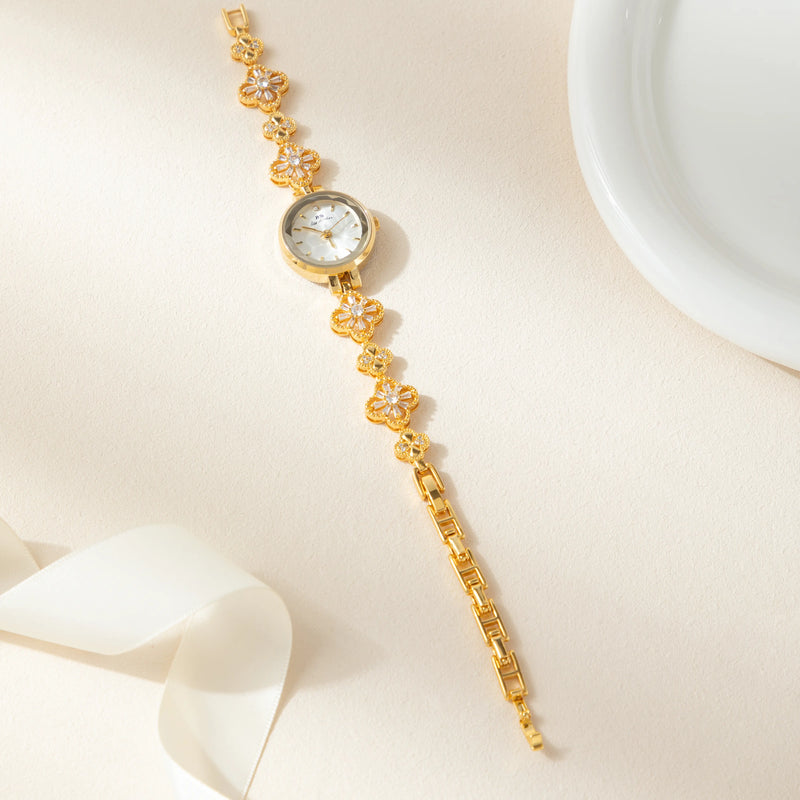 Elina – Goldene Uhr mit floral inspiriertem Armband.
