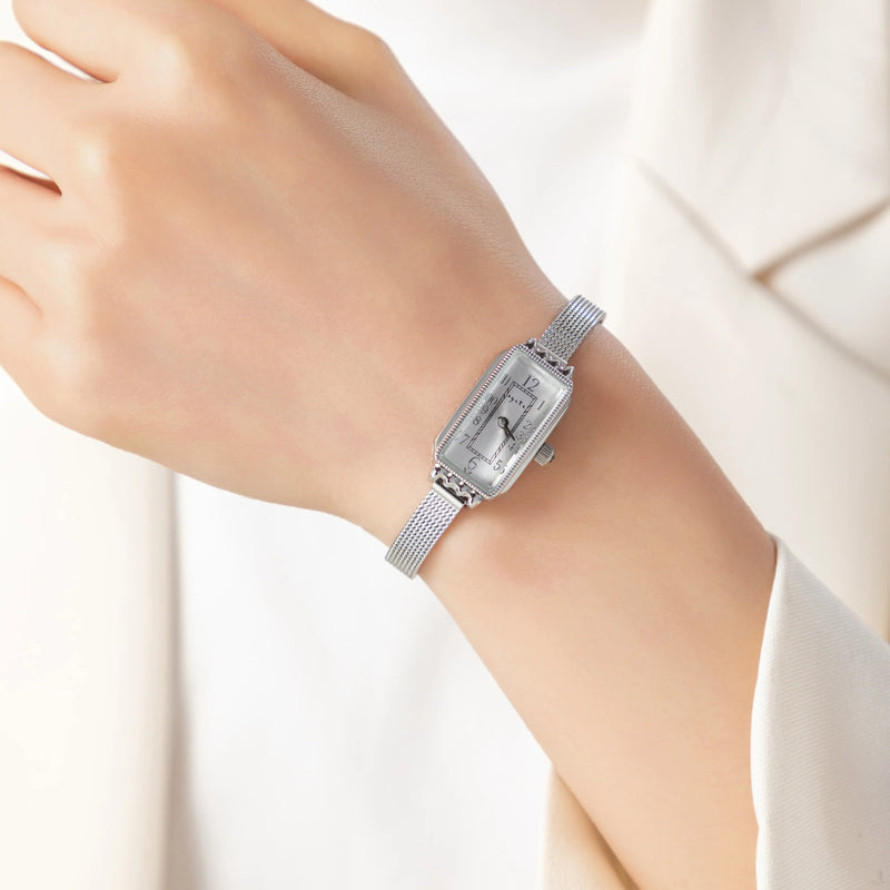 Theresa – Goldene Uhr mit rechteckigem Zifferblatt.