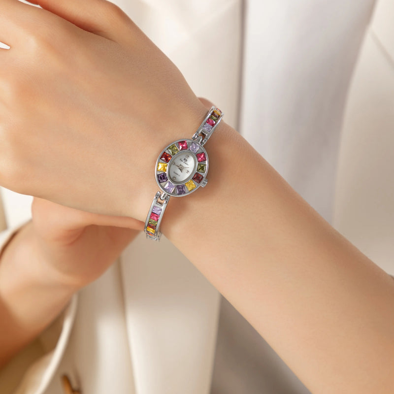 Amelie – Goldene Uhr mit Kristallrahmen.