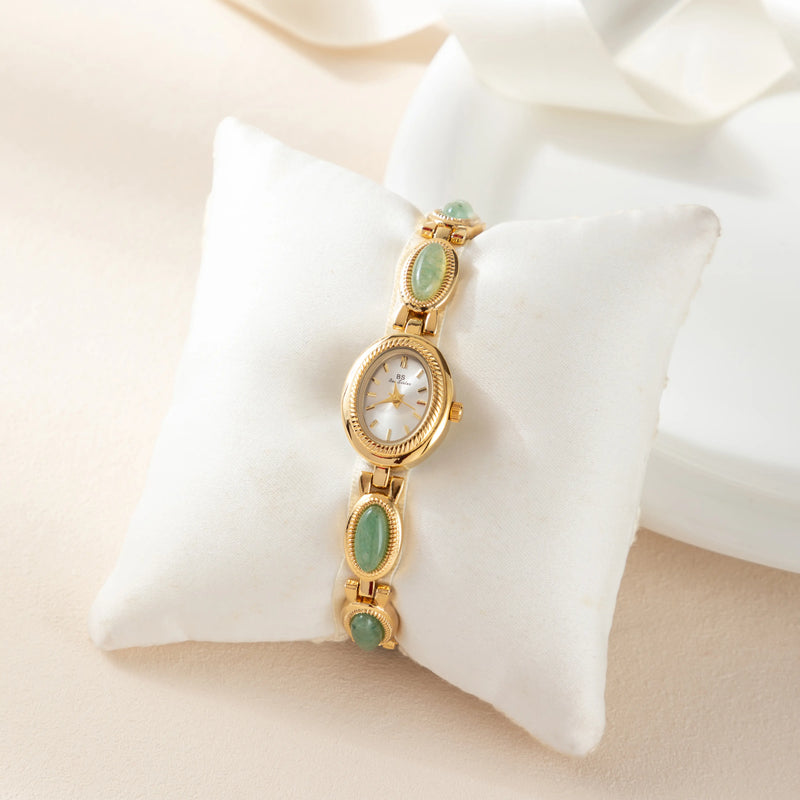 Clara – Goldene Uhr mit länglichem Zifferblatt.