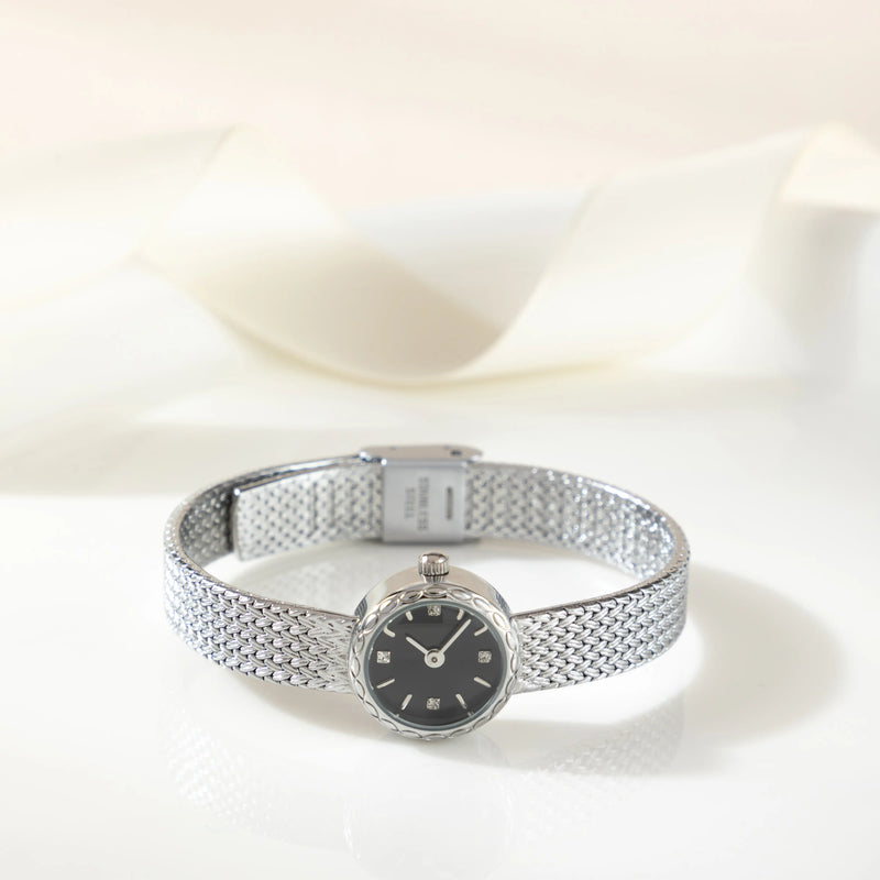 Magdalena – Goldene Uhr mit schmalem Band.