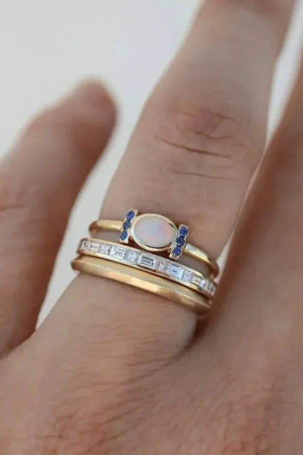 Theresa – Ein feiner Goldring mit schimmerndem Opal und klaren Konturen.