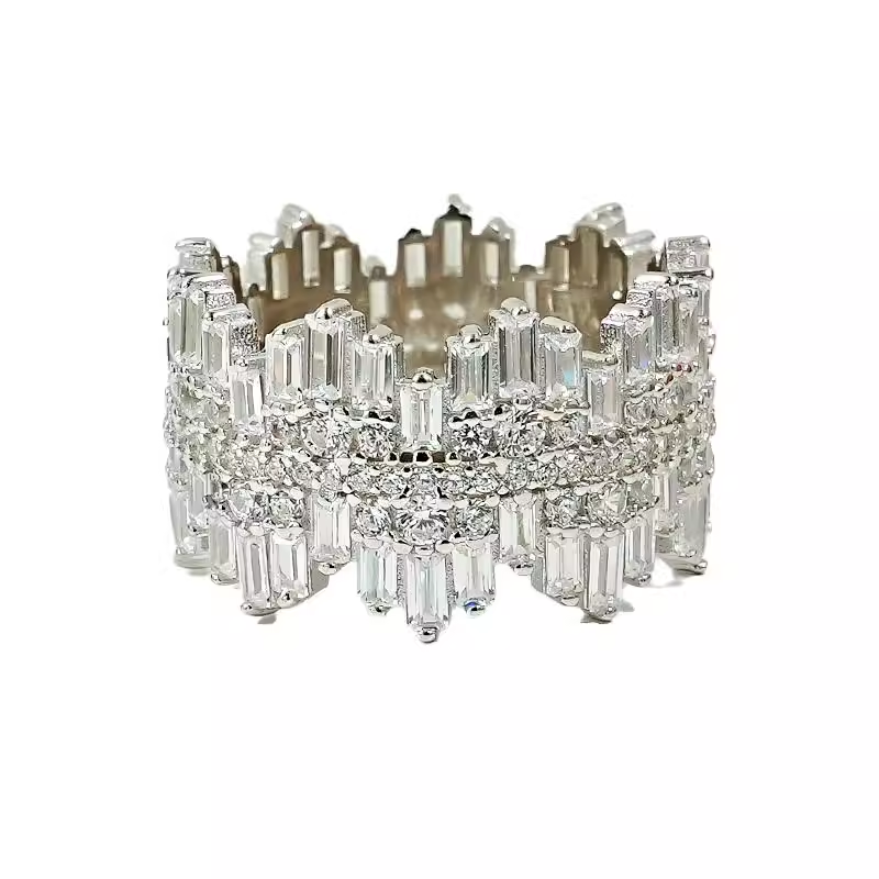 Selina – Diamantring mit quadratischem Mittelstein.