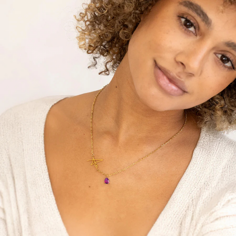 Livia – Goldene Halskette mit türkisfarbenem Tropfenanhänger.