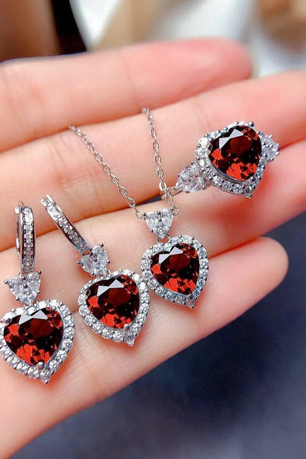 Beate – Rubinringe im klassischen Set.