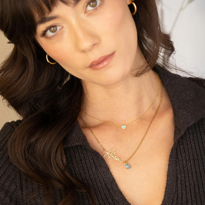 Livia – Goldene Halskette mit türkisfarbenem Tropfenanhänger.