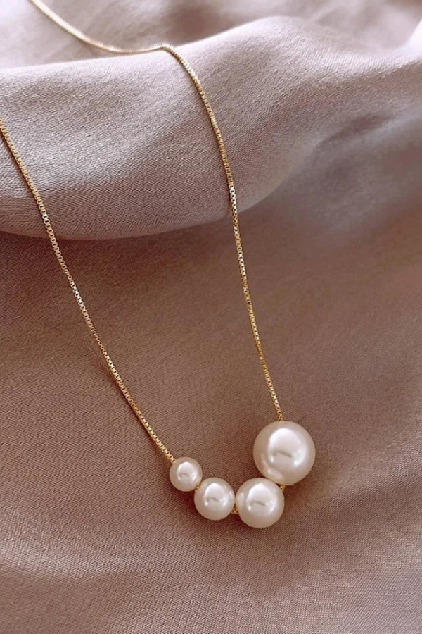 Hannelore – Goldene Halskette mit runden Akzenten.