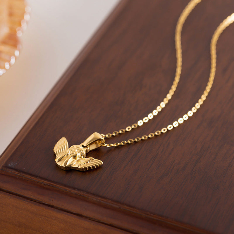 Frieda – Goldene Halskette mit Flügelanhänger.