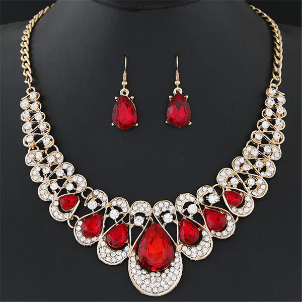 Marlene – Goldenes Rubin-Collier mit Statement-Charakter.