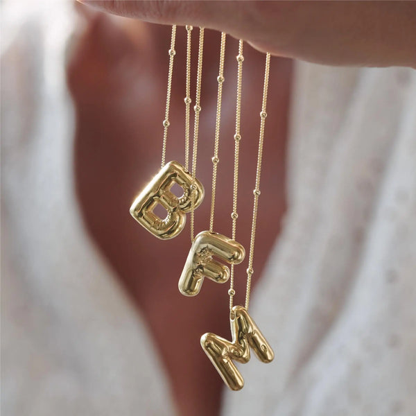 Irene – Goldene Kette mit initialenförmigem Charme.