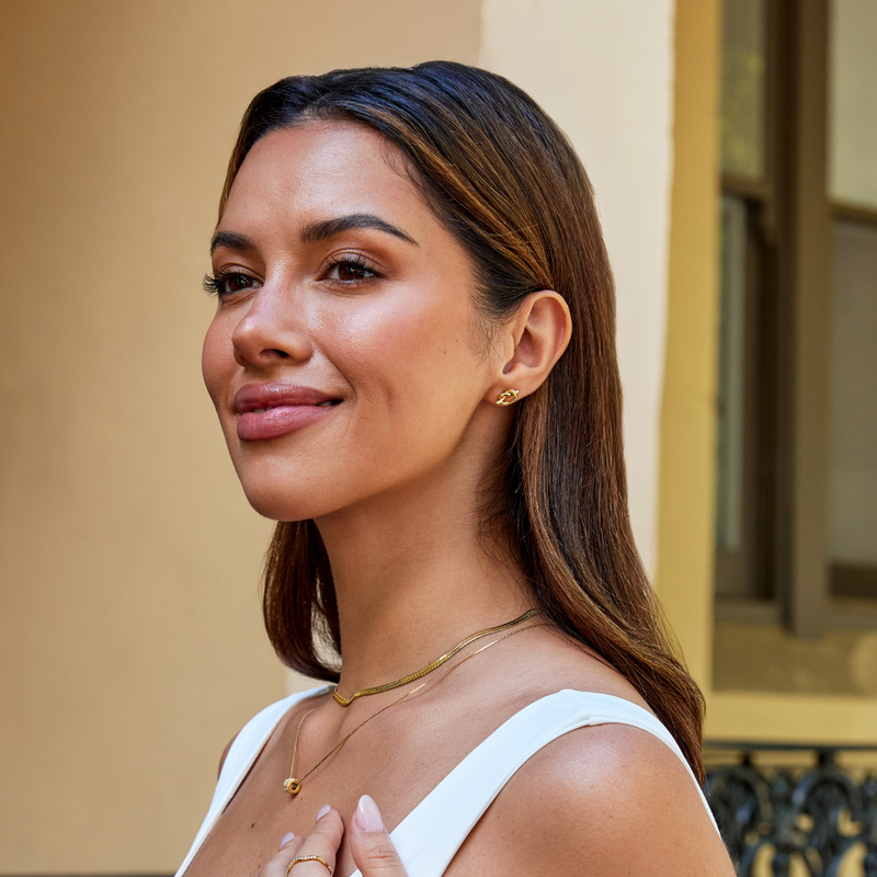 Romina – Goldene Ohrstecker mit verdrehter Form.