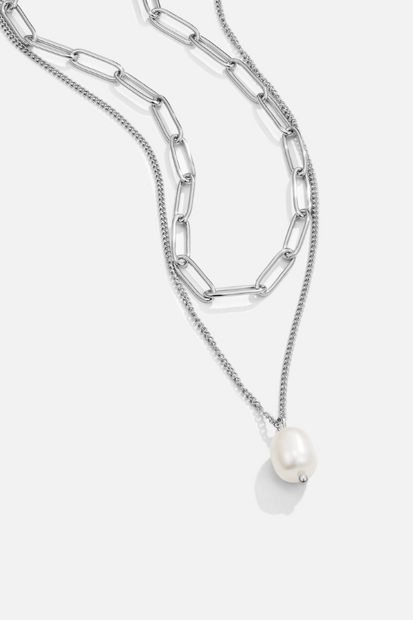 Isabell – Goldene Halskette mit Mini-Kugel-Akzenten.