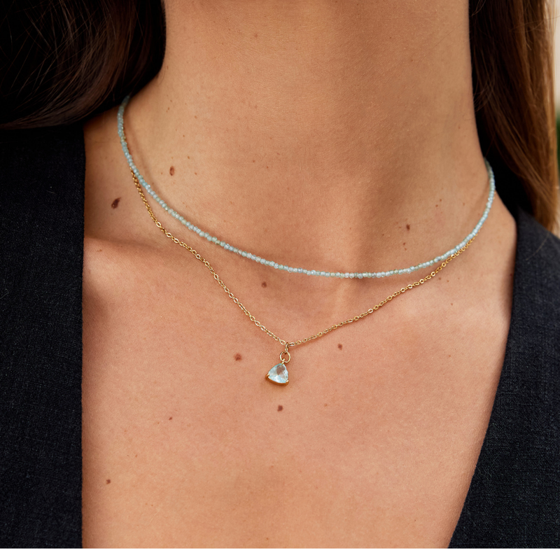 Marlene – Goldene Kette mit geometrischem Anhänger.