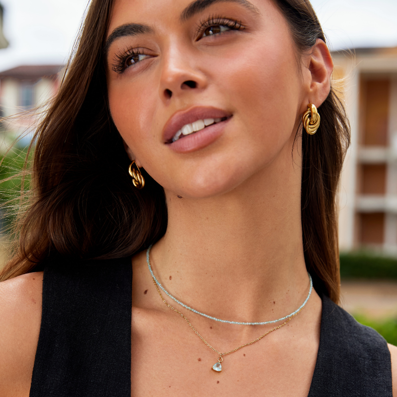 Marlene – Goldene Kette mit geometrischem Anhänger.